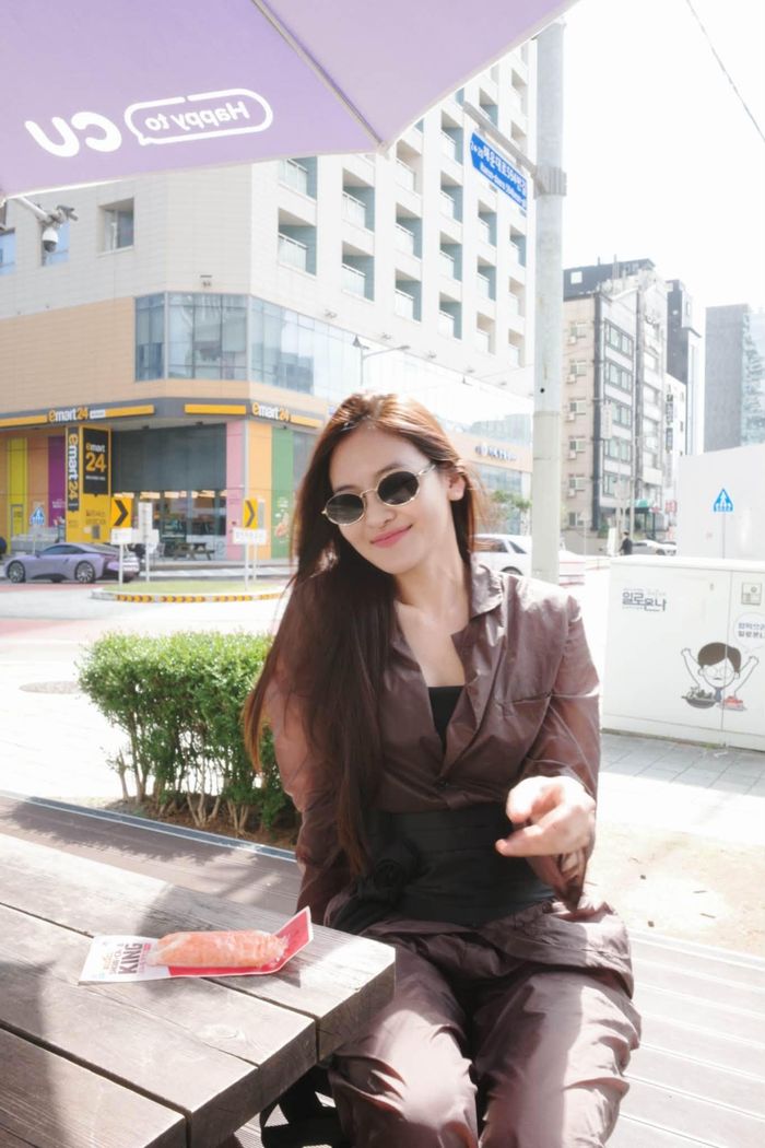 Sau các hoạt động LHP, Thùy Anh thoải mái với trang phục năng động trên đường phố Hàn Quốc.