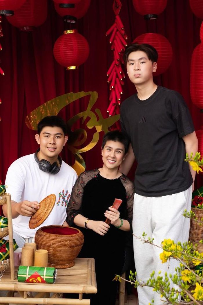 Kim Thư và 2 con trai.