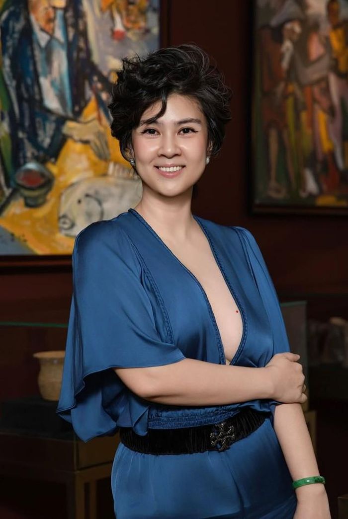 Kim Thư với diện mạo tươi trẻ và nhiều năng lượng ở tuổi 48.