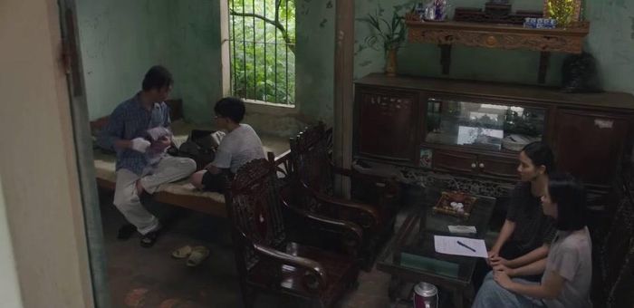 Bình chia tay con trai trước khi rời khỏi nhà vì sắp ly hôn. Ảnh VTV