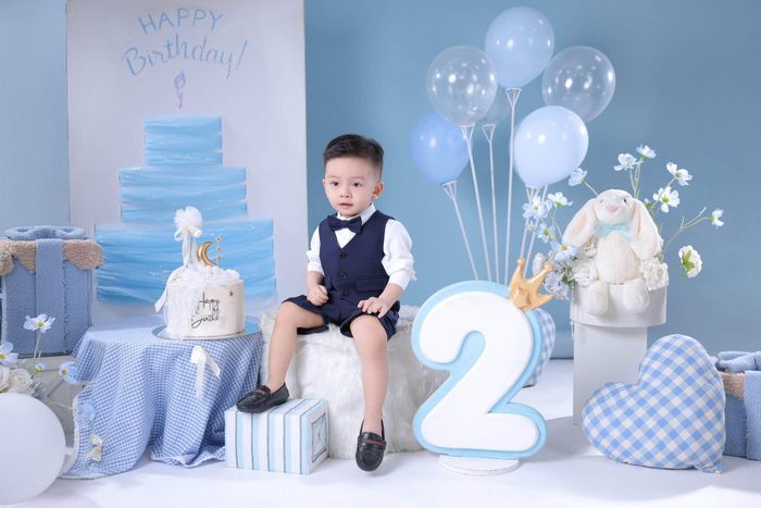 Bé Tin được nhận xét là bản sao của bố về ngoại hình. 