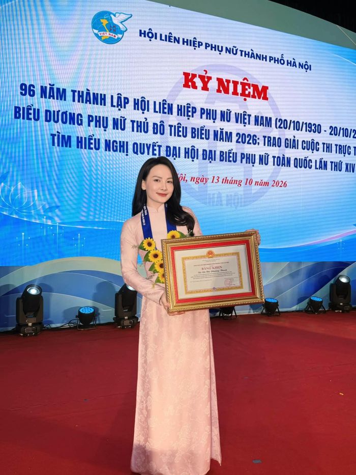 Diễn viên Bảo Thanh chia sẻ niềm vui vinh dự được đón nhận danh hiệu Phụ nữ Thủ đô tiêu biểu và nhận Bằng khen của Chủ tịch UBND Thành phố Hà Nội.