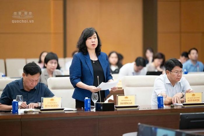 Bộ trưởng Bộ Y tế Đào Hồng Lan trình bày nội dung cơ bản của dự thảo Luật. Ảnh: Media Quốc hội