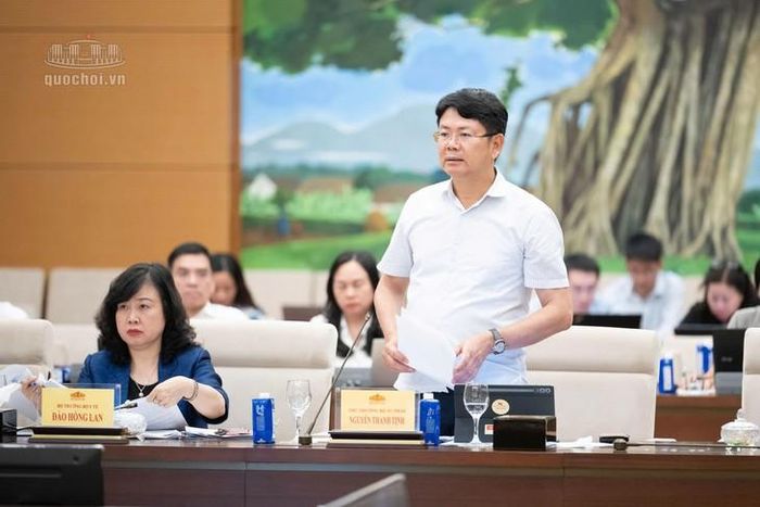 Các thành viên của UBTVQH cho ý kiến tại phiên họp. Ảnh: Media Quốc hội