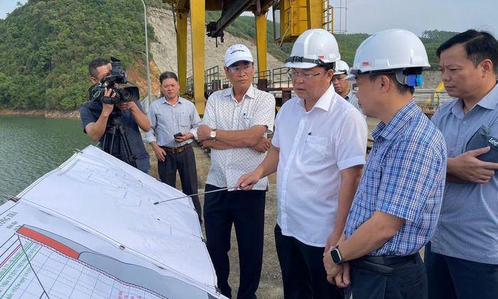 Ông Lê Trí Thanh, Chủ tịch UBND TP Huế kiểm tra thực địa và làm việc với các chủ hồ thủy lợi, thủy điện. Ảnh: NK.