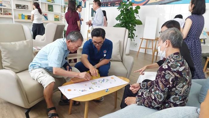 Bệnh viện Phục hồi chức năng và Điều trị bệnh nghề nghiệp TPHCM tổ chức mô hình chăm sóc toàn diện người cao tuổi trong ngày. Ảnh: Mimosa
