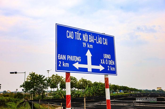 Biển chỉ dẫn hướng đi Đan Phượng, Ô Diên và cao tốc Nội Bài - Lào Cai. Ảnh: Tuấn Anh