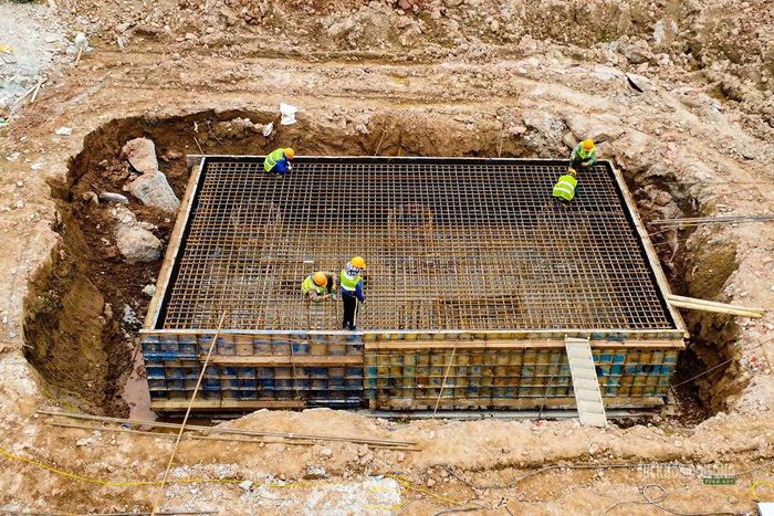 Công nhân lắp đặt cốt thép móng công trình. Ảnh: Tuấn Anh