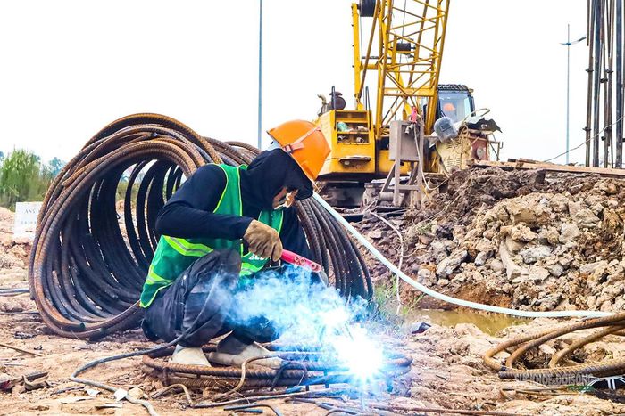 Công nhân hàn cốt thép tại công trường Vành đai 4. Ảnh: Tuấn Anh