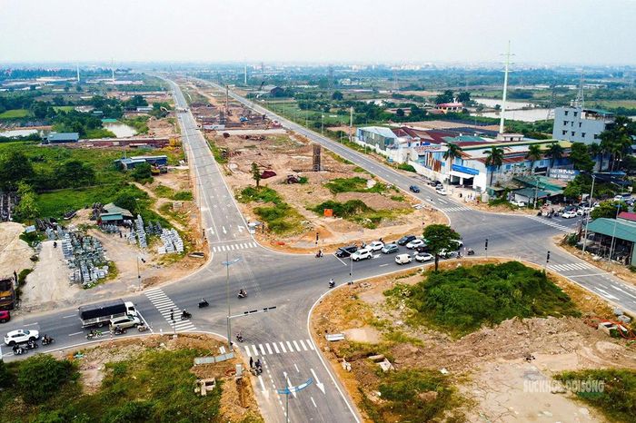 Nút giao trên tuyến đã có đèn tín hiệu, vạch kẻ đường và phương tiện lưu thông. Ảnh: Tuấn Anh