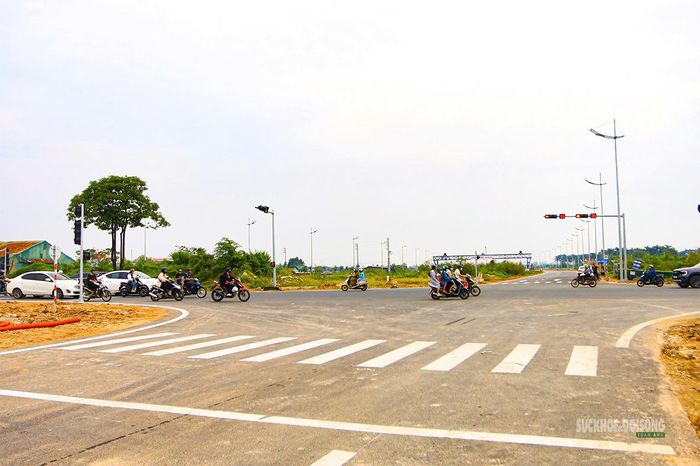Mặt đường đã được thảm nhựa, kẻ vạch và lắp đặt hệ thống chiếu sáng. Ảnh: Tuấn Anh