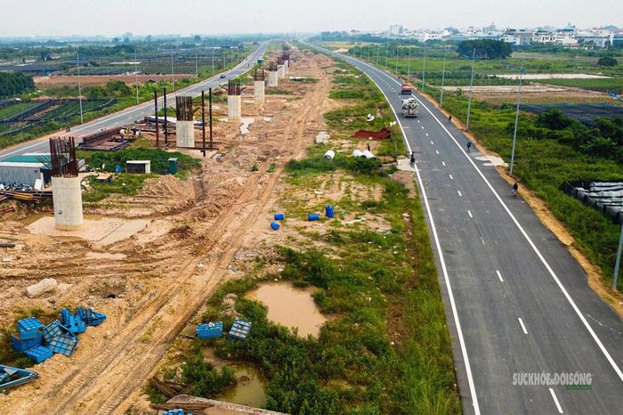 Hai dải đường song hành đã thành hình, khu vực giữa tuyến đang thi công (khu vực quốc lộ 32). Ảnh: Tuấn Anh