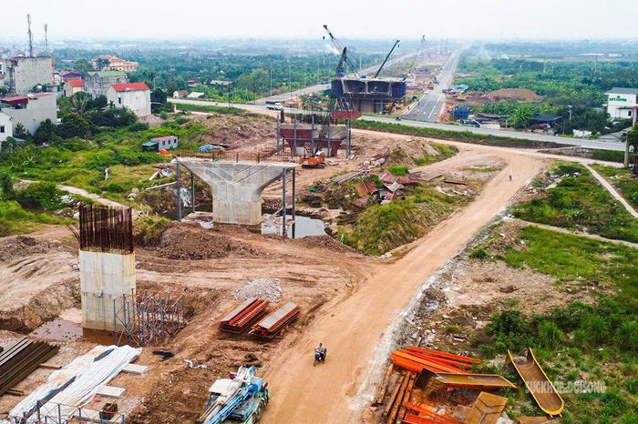 Các trụ cầu và công trường xây dựng nhìn từ trên cao. Ảnh: Tuấn Anh