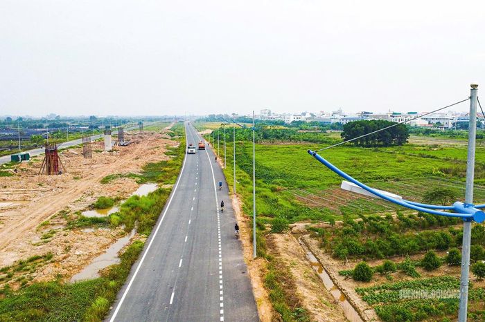 Tuyến đường hiện hữu kết nối với khu vực công trường thi công Vành đai 4. Ảnh: Tuấn Anh