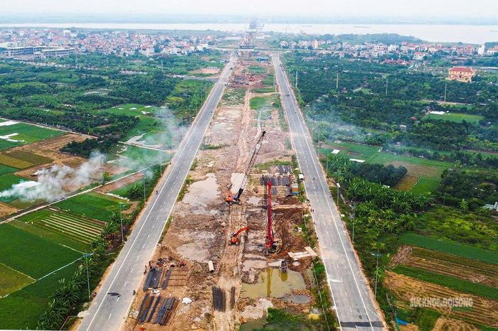 Công trường thi công cầu vượt trên tuyến Vành đai 4. Ảnh: Tuấn Anh