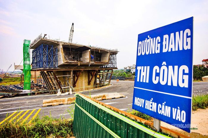 Kết cấu cầu vượt đang thi công, phía ngoài bố trí biển cảnh báo nguy hiểm. Ảnh: Tuấn Anh