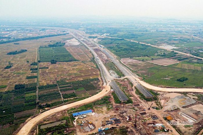 Toàn cảnh đường song hành Vành đai 4 hướng về nút giao Đại lộ Thăng Long. Ảnh: Tuấn Anh