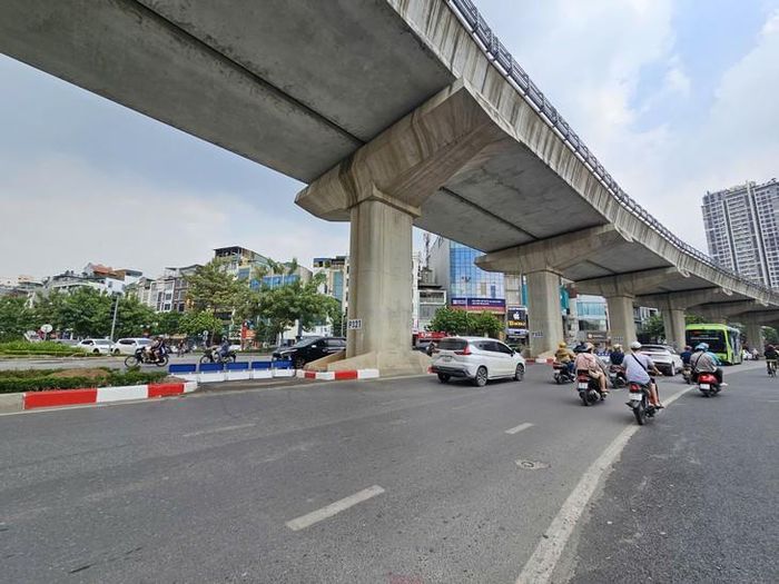 Đến chiều 12/10, dải phân cách di động đã được lắp đặt ở đường Cầu Giấy - đoạn nút giao đường Nguyễn Văn Huyên. Việc này để hạn chế xung đột giữa các phương tiện, giảm thiểu ùn tắc, bảo đảm an toàn cho người tham gia giao thông.