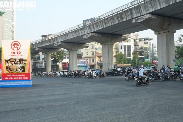 Tại khu vực ngã tư Cầu Giấy - Nguyễn Văn Huyên, trong giờ cao điểm, do hệ thống đèn tín hiệu ở nút giao chưa hoàn thiện để đưa vào hoạt động nên xuất hiện tình trạng xung đột giữa các phương tiện lưu thông qua nút giao. Đơn vị thi công đã bố trí nhân viên bảo vệ túc trực tại khu vực rào chắn, thực hiện phân luồng giao thông.