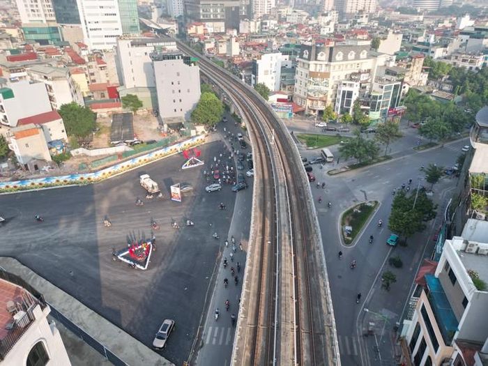 Dự án đường Vành đai 2,5 đoạn qua địa bàn phường Cầu Giấy dài 1,13km, mặt cắt ngang 40-50m, thông xe kỹ thuật ngày 10/10. Đây là tuyến giao thông quan trọng, nằm giữa Vành đai 2 và Vành đai 3, đi qua các khu dân cư hiện hữu và các khu đô thị mới, có vai trò kết nối liên khu vực, thúc đẩy phát triển thương mại, dịch vụ của thành phố.