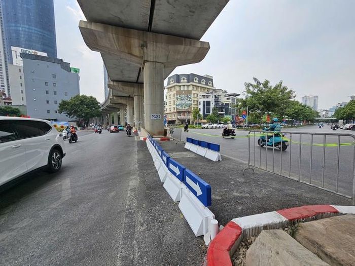 HIện nay, các phương tiện di chuyển từ đường Nguyễn Văn Huyên đi Vành đai 2,5 và ngược lại phải rẽ vào đường Cầu Giấy, sau đó quay đầu để tiếp tục hành trình (2 điểm quay đầu trước số nhà 163 Cầu Giấy và số 250 Cầu Giấy).