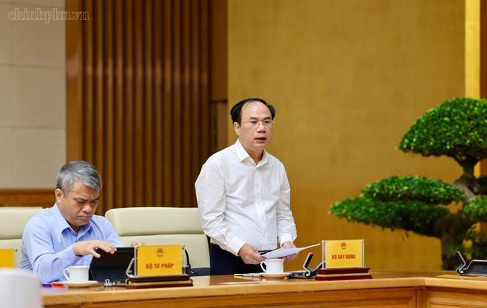 Thứ trưởng Bộ Xây dựng Nguyễn Văn Sinh báo cáo tại phiên họp. Ảnh: chinhphu.vn/Phương Nguyên