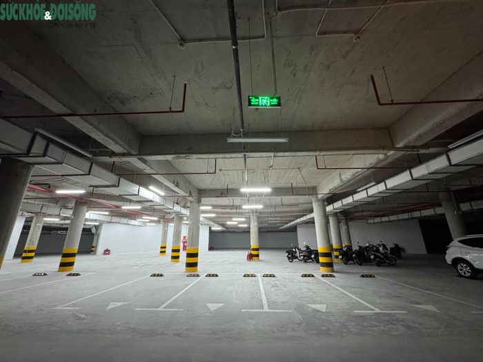 Theo định hướng, đơn vị quản lý cần duy trì các điều kiện hoạt động của bến xe loại 1; kiểm tra phương tiện trước khi xuất bến, bảo đảm các điều kiện đối với người lái, đồng thời thực hiện các yêu cầu về phòng cháy, chữa cháy, cứu nạn, cứu hộ và an ninh trật tự. (Hình ảnh bên dưới hầm để xe của bến xe Yên Sở)