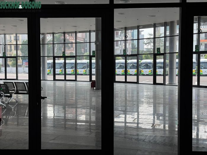 Các phương tiện được tập kết bên trong bến xe Yên Sở nhưng tại thời điểm PV ghi nhận chưa có dấu hiệu hoạt động.