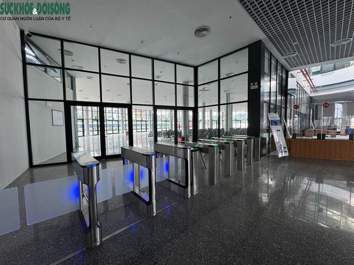 Bến xe Yên Sở được trang bị hệ thống kiểm soát phương tiện, bảng thông tin điện tử và phần mềm quản lý. Các khu vực đón trả khách, luồng xe và lối đi bộ được phân định nhằm hỗ trợ vận hành, bảo đảm an toàn.