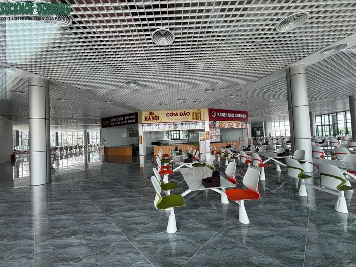 Khu vực tầng 2 của bến xe Yên Nghĩa được thiết kế làm nơi ăn uống của hành khách, trong sáng 13/10 vẫn đang trong tình trạng đóng cửa, chưa vận hành.