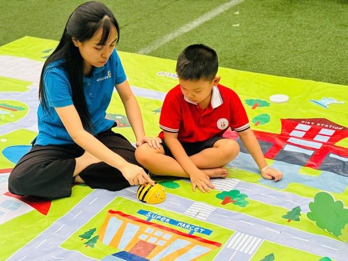 Nuôi dạy con không phải để làm hài lòng mọi người, mà giúp trẻ sống có trách nhiệm, biết quan tâm, bày tỏ cảm xúc, bảo vệ giới hạn cá nhân và tìm kiếm hỗ trợ khi cần. Ảnh minh họa: Đỗ Vi.