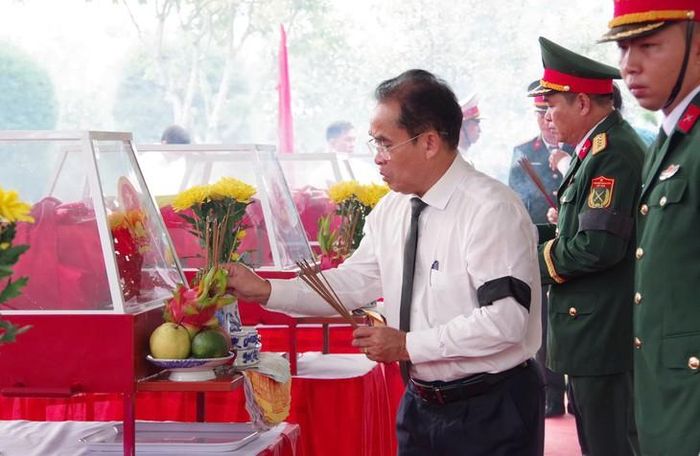 Ông Trần Anh Tuấn, Phó Chủ tịch UBND TP Đà Nẵng thắp hương tri ân liệt sĩ. Ảnh: Quang Cường