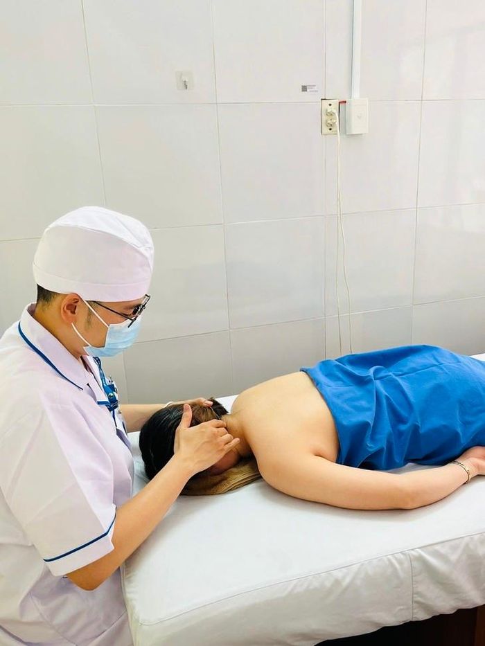 Người bệnh được xoa bóp bấm huyệt tại Bệnh viện Y học cổ truyền TPHCM. Ảnh: H.P