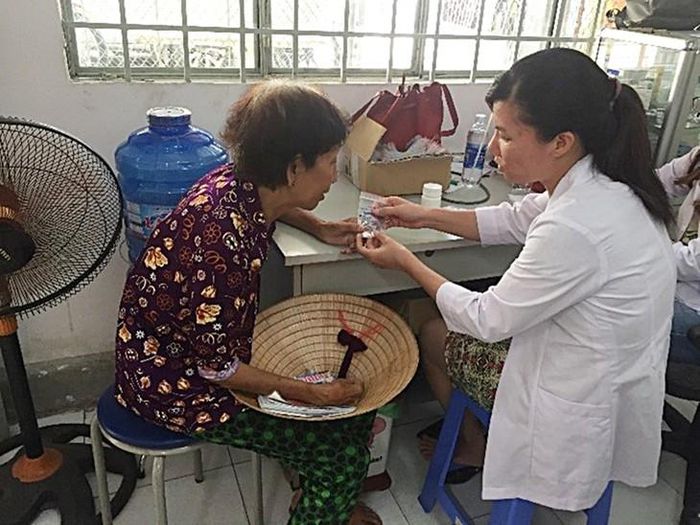 Thăm khám và điều trị bệnh nhiễm giun truyền qua đất. Ảnh: Đoàn Bình Minh