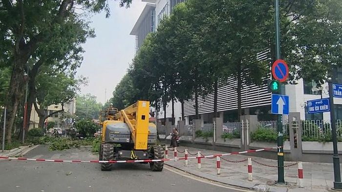 Công nhân rào chắn lòng đường phố Ông Ích Khiêm lúc gần 9h sáng. Ảnh: V.A.