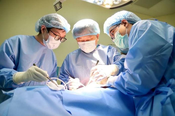 TS.BS Lê Hồng Quang - Trưởng khoa Ngoại Vú, kiêm Trưởng Tiểu ban Vú tại Bệnh viện K cùng ê kíp chuyên môn khoa Ngoại Vú, Bệnh viện K tiến hành phẫu thuật cho bệnh nhân. Ảnh: Hà Trần
