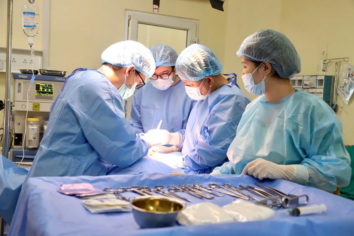 Các bác sĩ tiến hành phẫu thuật tạo hình '3 trong 1' cùng phục vụ một mục tiêu chung: phục hồi hình thể cho người phụ nữ sau điều trị ung thư vú cho bệnh nhân. Ảnh: Hà Trần