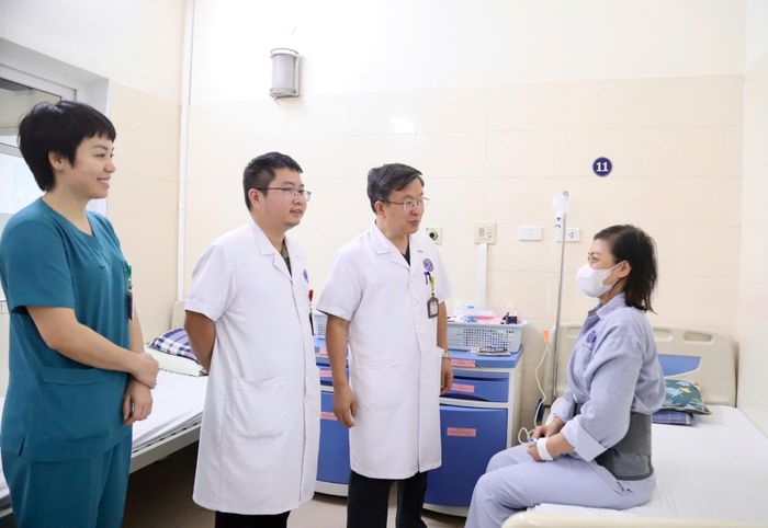 TS.BS Lê Hồng Quang và các y bác sĩ trò chuyện với bệnh nhân khi tái khám. Ảnh: Hà Trần
