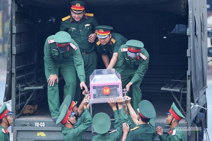 Các chiến sĩ phối hợp trong phần diễn tập tiếp nhận hài cốt liệt sĩ. Ảnh: Tuấn Anh