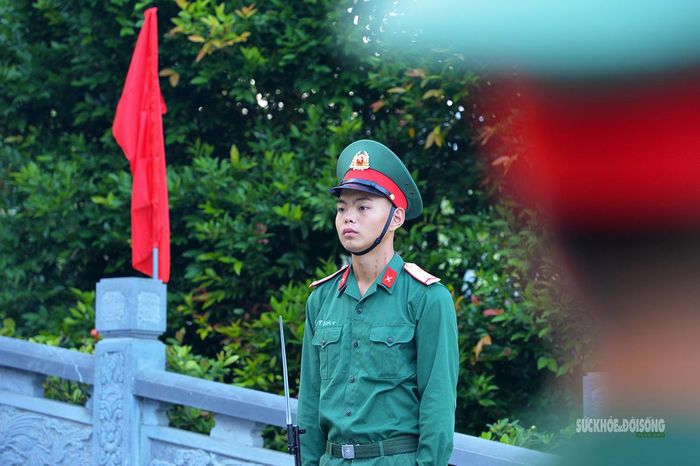 Chiến sĩ tiêu binh giữ tư thế nghiêm trang trong buổi diễn tập. Ảnh: Tuấn Anh