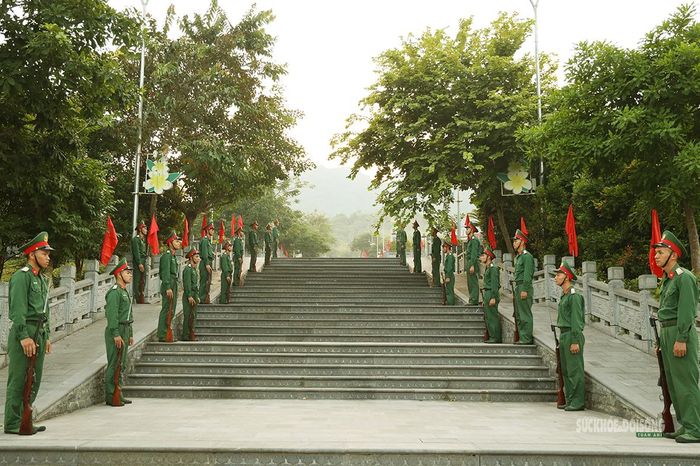 Đội tiêu binh đứng nghiêm hai bên lối lên Đài Tổ quốc ghi công. Ảnh: Tuấn Anh