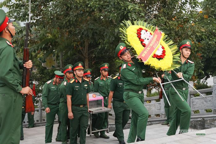 Chiến sĩ tập luyện di chuyển vòng hoa trong nghi thức đón hài cốt liệt sĩ. Ảnh: Tuấn Anh