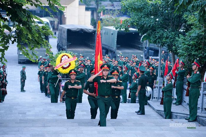 Đội nghi lễ tập luyện rước cờ. Ảnh: Tuấn Anh