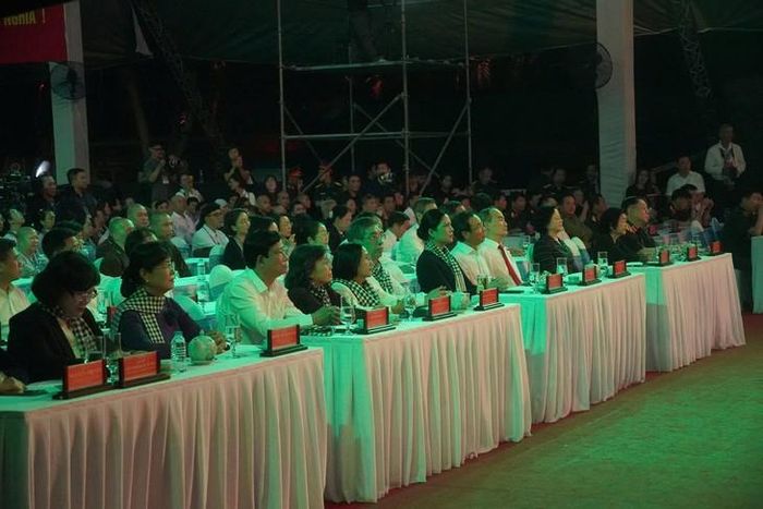 Các đồng chí lãnh đạo trung ương tham dự chương trình.