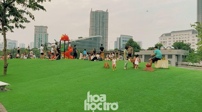 Không xa cụm sân thể thao, không gian dành cho trẻ em hiện lên sinh động với đồi cỏ nhân tạo xanh mướt.