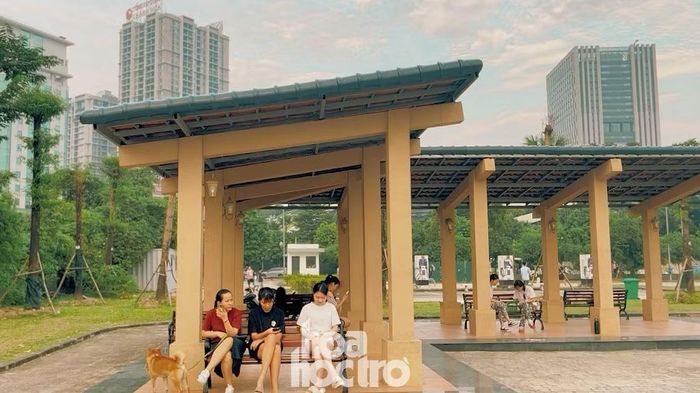Hệ thống chòi nghỉ trang bị ghế băng gỗ.