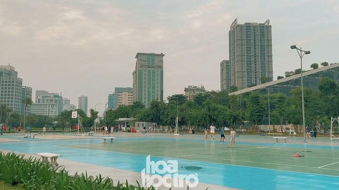 Cụm sân ngoài trời với hệ thống mặt sân chống trơn trượt chuyên dụng trở thành điểm hẹn thể thao thu hút đông đảo bạn trẻ, người dân đến chơi pickleball, cầu lông hay bóng rổ.