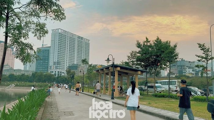 Dải đường dạo ven hồ rộng rãi là không gian mở lý tưởng để tản bộ.
