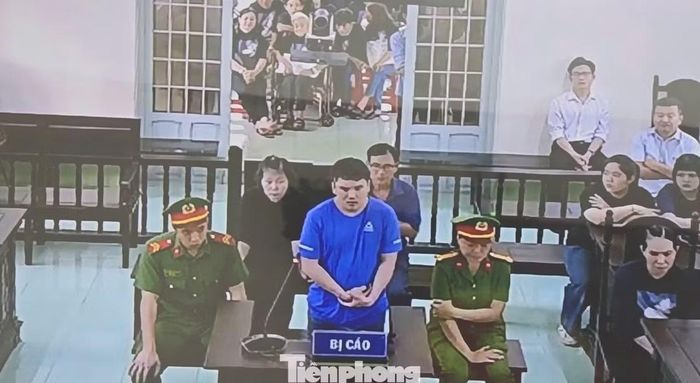 Bị cáo Nguyễn Văn Bảo Trung trả lời các câu hỏi trước tòa. Ảnh: TPO.