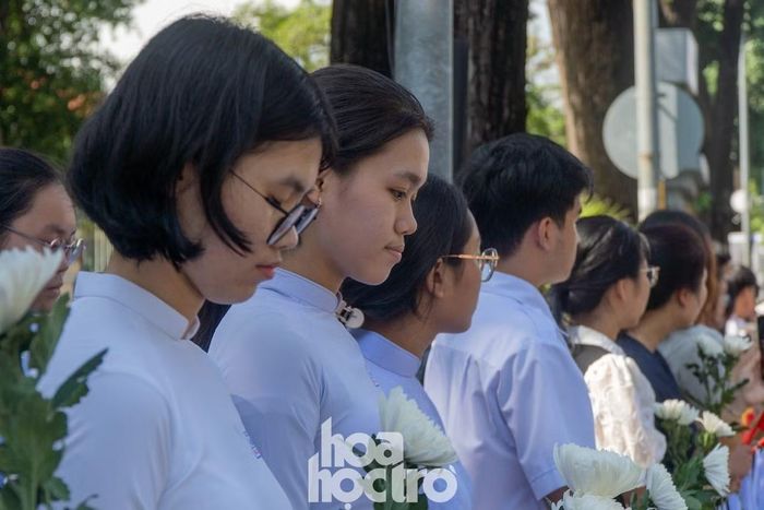 Không khí trang nghiêm trước khi đoàn xe đi qua.